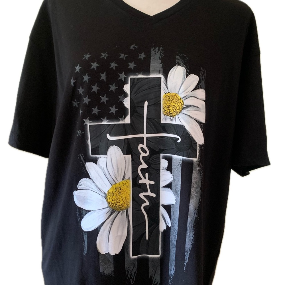 Love in Faith black faith flag daisy graphic V Neck T-Shirt Size L